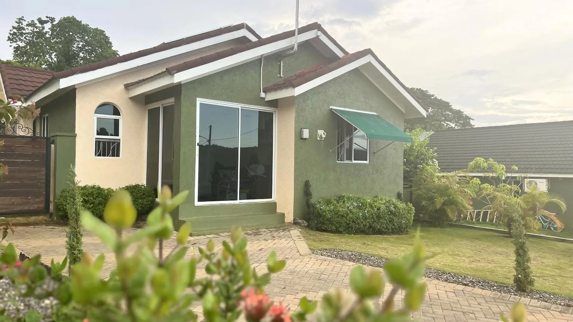 Curate Cottage, Ocho Rios location